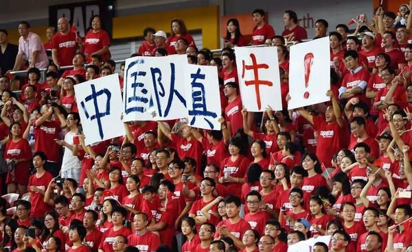 刘广心中狂喜，吴鑫挨打、断手，他是最兴奋的一个，因为这样一来，吴家肯定不会放过叶辰，自己儿子额头刻字的仇，也就能报了。